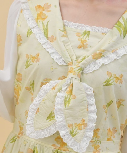 axes femme POETIQUE(アクシーズファムポエティック)の「フラワープリントセーラーワンピース(ワンピース・レディース・イエロー/ピンク/サックスブルー・MEDIUM)」の7枚目の写真