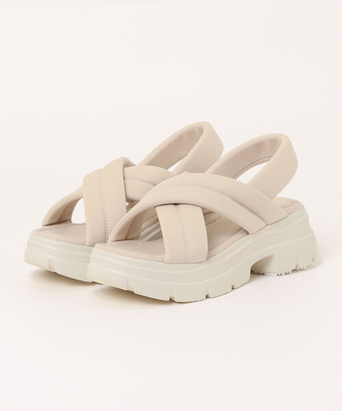a.v.v（アーヴェヴェ）の「a.v.v / パデッド クロスデザインサンダル（サンダル・レディース・アイボリー/アッシュブラウン/ブラック/グレー・L/M/S/LL）」の2枚目の写真