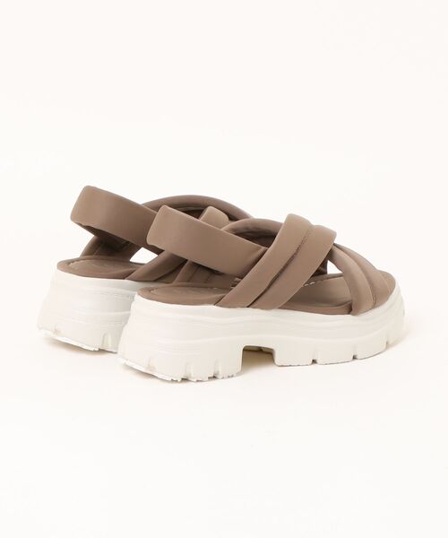 a.v.v（アーヴェヴェ）の「a.v.v / パデッド クロスデザインサンダル（サンダル・レディース・アイボリー/アッシュブラウン/ブラック/グレー・L/M/S/LL）」の5枚目の写真