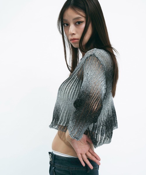 Clum(クルム)の「Cropped gradient sheer knit / クロップドグラデーションシアーニット(ニット/セーター・レディース・ブラック系・FREE)」の5枚目の写真