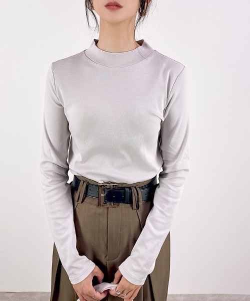 CLOTHY(クロシィ)の「【高すぎないハイネックで骨ストにも◎】コットン100%プチハイネック長袖Tシャツ(Tシャツ/カットソー・レディース・オフホワイト/ブラック/ネイビー/アイボリー/チャコールグレー/モカ/グレー・LARGE/MEDIUM/X-LARGE/XX-LARGE/SMALL)」の5枚目の写真