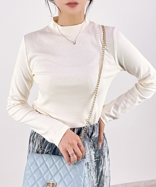 CLOTHY(クロシィ)の「【高すぎないハイネックで骨ストにも◎】コットン100%プチハイネック長袖Tシャツ(Tシャツ/カットソー・レディース・オフホワイト/ブラック/ネイビー/アイボリー/チャコールグレー/モカ/グレー・LARGE/MEDIUM/X-LARGE/XX-LARGE/SMALL)」の2枚目の写真