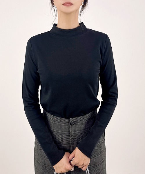 CLOTHY(クロシィ)の「【高すぎないハイネックで骨ストにも◎】コットン100%プチハイネック長袖Tシャツ(Tシャツ/カットソー・レディース・オフホワイト/ブラック/ネイビー/アイボリー/チャコールグレー/モカ/グレー・LARGE/MEDIUM/X-LARGE/XX-LARGE/SMALL)」の3枚目の写真