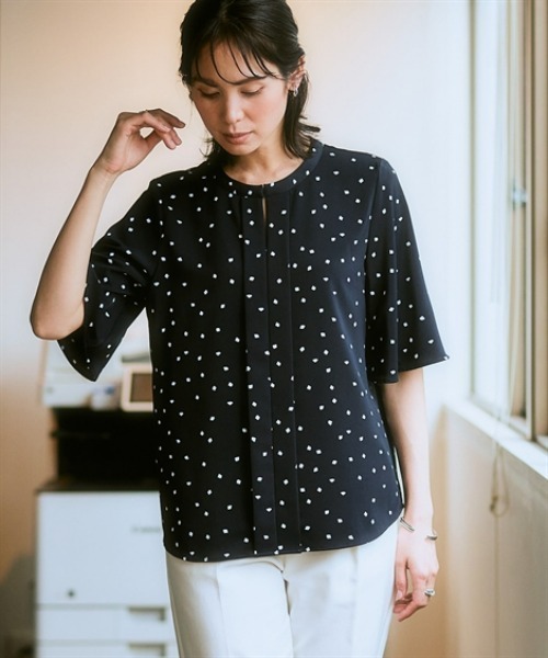 7days Life Styling（セブンデイズライフスタイリング）の「【UVカット/速乾】ストレッチパウダーサテンキーネックフレア袖ブラウス（シャツ/ブラウス・レディース・オフホワイト/ホワイト系/ネイビー系・M/L/LL/3L/S）」の3枚目の写真