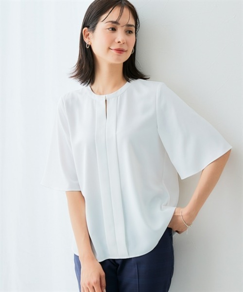 7days Life Styling（セブンデイズライフスタイリング）の「【UVカット/速乾】ストレッチパウダーサテンキーネックフレア袖ブラウス（シャツ/ブラウス・レディース・オフホワイト/ホワイト系/ネイビー系・M/L/LL/3L/S）」の2枚目の写真