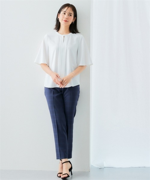 7days Life Styling（セブンデイズライフスタイリング）の「【UVカット/速乾】ストレッチパウダーサテンキーネックフレア袖ブラウス（シャツ/ブラウス・レディース・オフホワイト/ホワイト系/ネイビー系・M/L/LL/3L/S）」の21枚目の写真