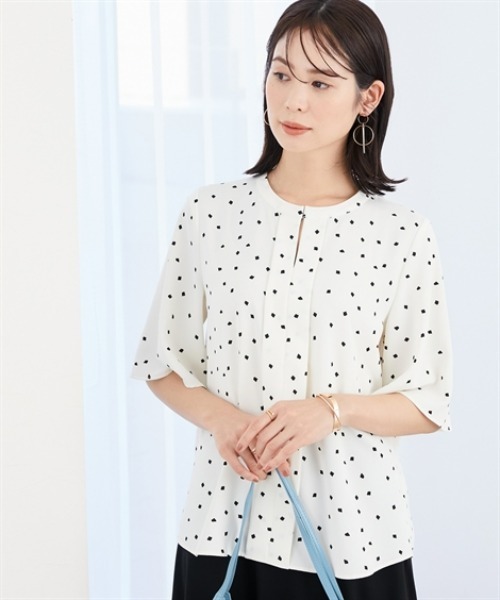 7days Life Styling（セブンデイズライフスタイリング）の「【UVカット/速乾】ストレッチパウダーサテンキーネックフレア袖ブラウス（シャツ/ブラウス・レディース・オフホワイト/ホワイト系/ネイビー系・M/L/LL/3L/S）」の19枚目の写真