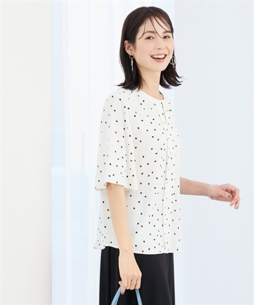 7days Life Styling（セブンデイズライフスタイリング）の「【UVカット/速乾】ストレッチパウダーサテンキーネックフレア袖ブラウス（シャツ/ブラウス・レディース・オフホワイト/ホワイト系/ネイビー系・M/L/LL/3L/S）」の18枚目の写真