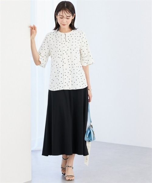 7days Life Styling（セブンデイズライフスタイリング）の「【UVカット/速乾】ストレッチパウダーサテンキーネックフレア袖ブラウス（シャツ/ブラウス・レディース・オフホワイト/ホワイト系/ネイビー系・M/L/LL/3L/S）」の17枚目の写真