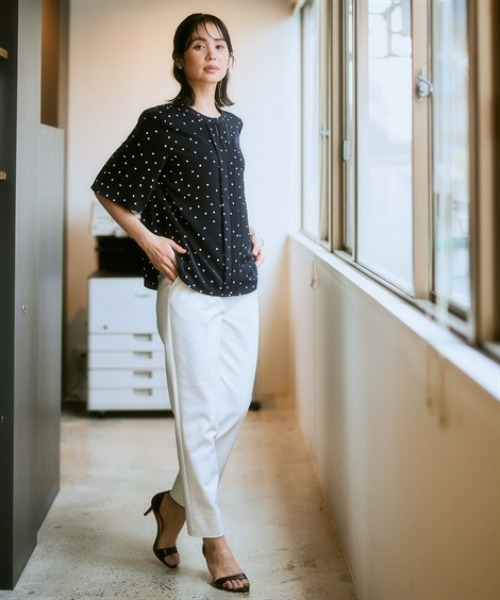 7days Life Styling（セブンデイズライフスタイリング）の「【UVカット/速乾】ストレッチパウダーサテンキーネックフレア袖ブラウス（シャツ/ブラウス・レディース・オフホワイト/ホワイト系/ネイビー系・M/L/LL/3L/S）」の16枚目の写真