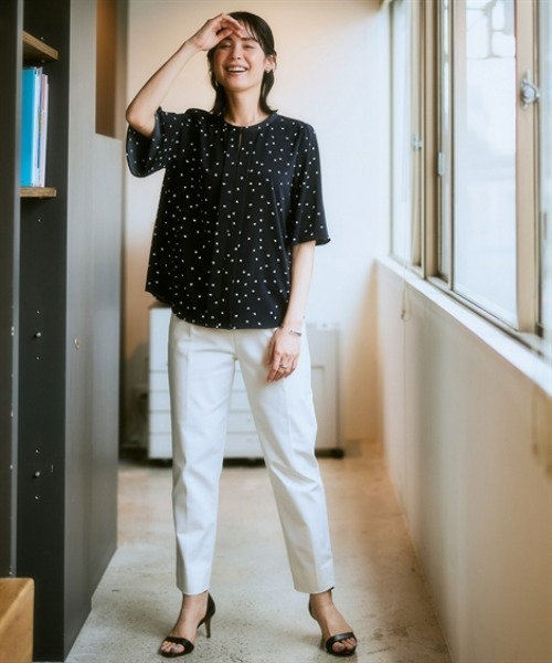 7days Life Styling（セブンデイズライフスタイリング）の「【UVカット/速乾】ストレッチパウダーサテンキーネックフレア袖ブラウス（シャツ/ブラウス・レディース・オフホワイト/ホワイト系/ネイビー系・M/L/LL/3L/S）」の15枚目の写真
