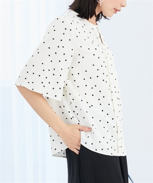 7days Life Styling（セブンデイズライフスタイリング）の「【UVカット/速乾】ストレッチパウダーサテンキーネックフレア袖ブラウス（シャツ/ブラウス・レディース・オフホワイト/ホワイト系/ネイビー系・M/L/LL/3L/S）」の13枚目の写真
