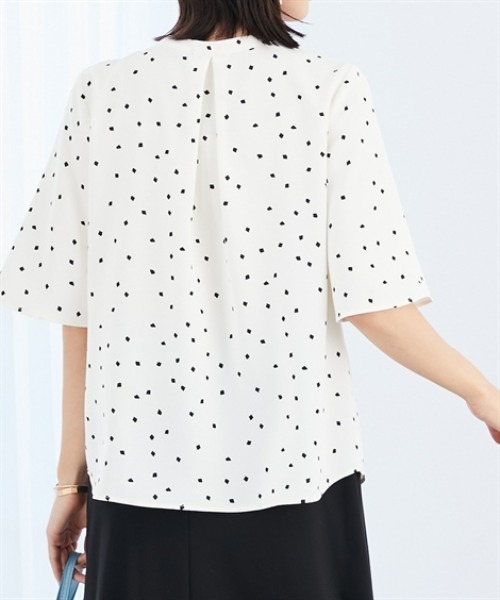 7days Life Styling（セブンデイズライフスタイリング）の「【UVカット/速乾】ストレッチパウダーサテンキーネックフレア袖ブラウス（シャツ/ブラウス・レディース・オフホワイト/ホワイト系/ネイビー系・M/L/LL/3L/S）」の12枚目の写真