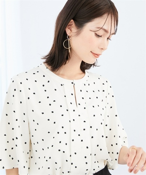 7days Life Styling（セブンデイズライフスタイリング）の「【UVカット/速乾】ストレッチパウダーサテンキーネックフレア袖ブラウス（シャツ/ブラウス・レディース・オフホワイト/ホワイト系/ネイビー系・M/L/LL/3L/S）」の11枚目の写真