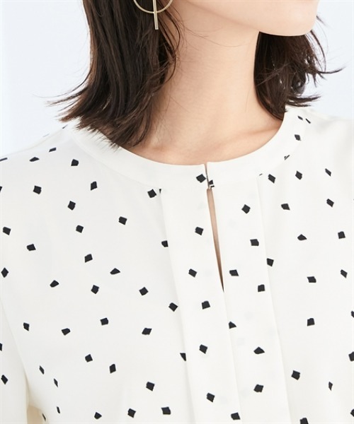 7days Life Styling（セブンデイズライフスタイリング）の「【UVカット/速乾】ストレッチパウダーサテンキーネックフレア袖ブラウス（シャツ/ブラウス・レディース・オフホワイト/ホワイト系/ネイビー系・M/L/LL/3L/S）」の10枚目の写真