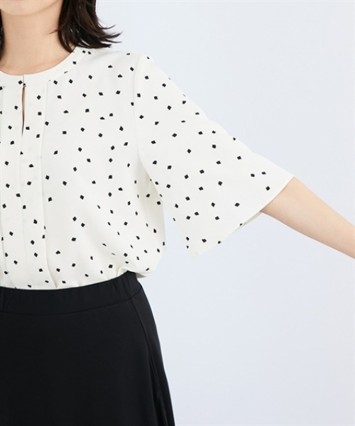 7days Life Styling（セブンデイズライフスタイリング）の「【UVカット/速乾】ストレッチパウダーサテンキーネックフレア袖ブラウス（シャツ/ブラウス・レディース・オフホワイト/ホワイト系/ネイビー系・M/L/LL/3L/S）」の9枚目の写真
