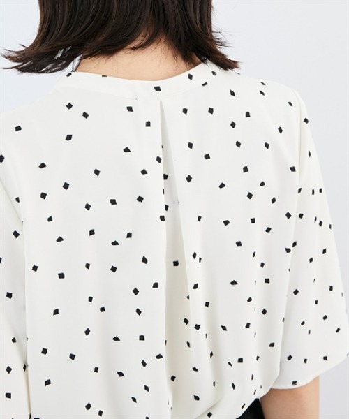 7days Life Styling（セブンデイズライフスタイリング）の「【UVカット/速乾】ストレッチパウダーサテンキーネックフレア袖ブラウス（シャツ/ブラウス・レディース・オフホワイト/ホワイト系/ネイビー系・M/L/LL/3L/S）」の8枚目の写真
