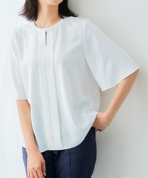 7days Life Styling（セブンデイズライフスタイリング）の「【UVカット/速乾】ストレッチパウダーサテンキーネックフレア袖ブラウス（シャツ/ブラウス・レディース・オフホワイト/ホワイト系/ネイビー系・M/L/LL/3L/S）」の14枚目の写真