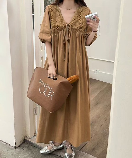 LAFFMO(ラフモ)の「Vネック半袖フレアワンピース(ワンピース・レディース・キャメル/ブラック/ホワイト・F)」の1枚目の写真