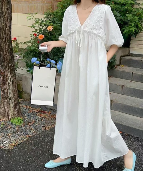 LAFFMO(ラフモ)の「Vネック半袖フレアワンピース(ワンピース・レディース・キャメル/ブラック/ホワイト・F)」の2枚目の写真