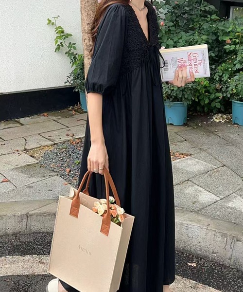 LAFFMO(ラフモ)の「Vネック半袖フレアワンピース(ワンピース・レディース・キャメル/ブラック/ホワイト・F)」の3枚目の写真