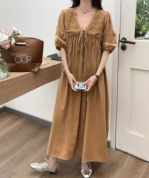 LAFFMO(ラフモ)の「Vネック半袖フレアワンピース(ワンピース・レディース・キャメル/ブラック/ホワイト・F)」の7枚目の写真