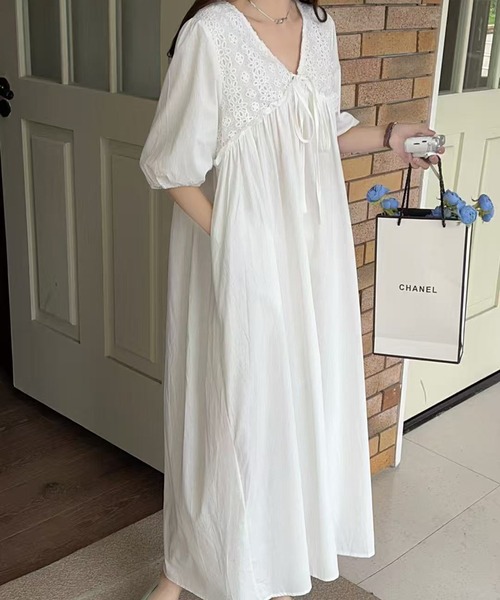 LAFFMO(ラフモ)の「Vネック半袖フレアワンピース(ワンピース・レディース・キャメル/ブラック/ホワイト・F)」の4枚目の写真