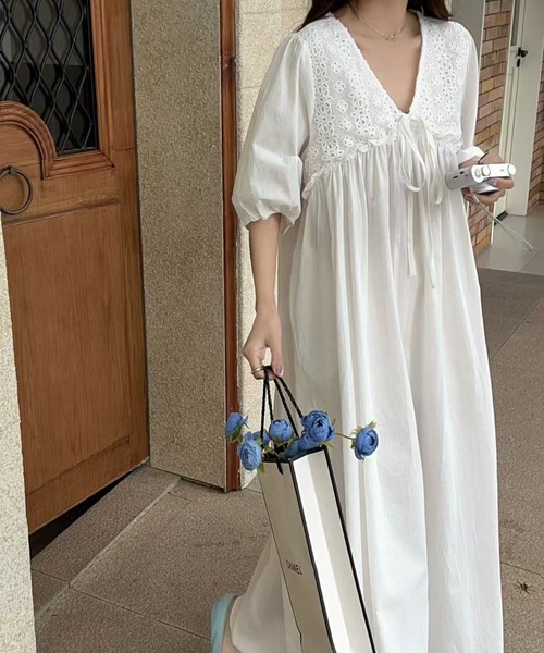 LAFFMO(ラフモ)の「Vネック半袖フレアワンピース(ワンピース・レディース・キャメル/ブラック/ホワイト・F)」の5枚目の写真