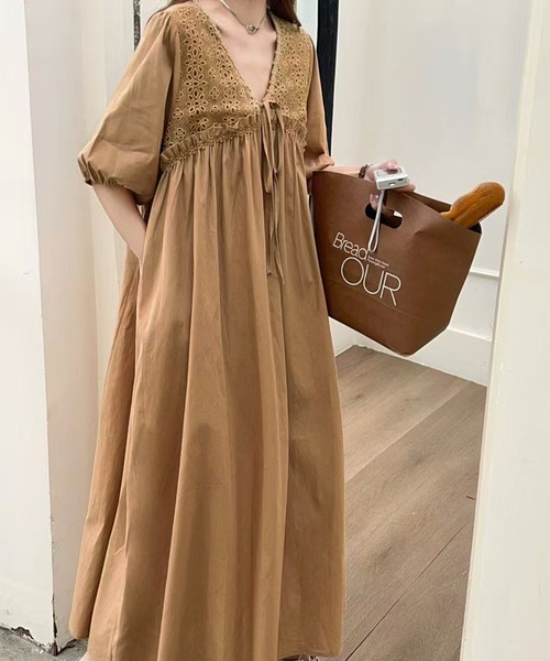 LAFFMO(ラフモ)の「Vネック半袖フレアワンピース(ワンピース・レディース・キャメル/ブラック/ホワイト・F)」の8枚目の写真