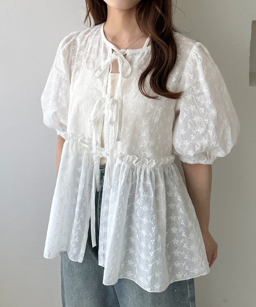 apres jour clair(アプレジュールクレア)の「【apres jour clair】リボンペプラム2WAYシアートップス(シャツ/ブラウス・レディース・オフホワイト/ブラック・フリー/X-LARGE)」の2枚目の写真