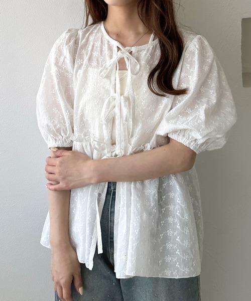 apres jour clair(アプレジュールクレア)の「【apres jour clair】リボンペプラム2WAYシアートップス(シャツ/ブラウス・レディース・オフホワイト/ブラック・フリー/X-LARGE)」の3枚目の写真