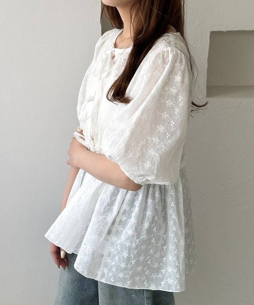 apres jour clair(アプレジュールクレア)の「【apres jour clair】リボンペプラム2WAYシアートップス(シャツ/ブラウス・レディース・オフホワイト/ブラック・フリー/X-LARGE)」の5枚目の写真