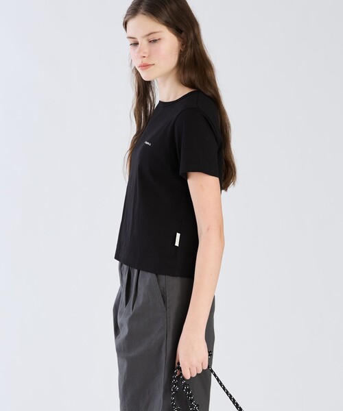 To b. by agnes b.（トゥービーバイアニエスベー）の「ロゴ オーガニックコットン 半袖 Tシャツ（Tシャツ/カットソー・レディース・ブラック・38/40）」の4枚目の写真