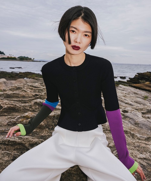 OMMO(オーエムエムオー)の「BLOCKING PEPLUM KT CD(カーディガン/ボレロ・レディース・レッド/イエロー/ブラック/ブルー/カーキ・36/38)」の2枚目の写真