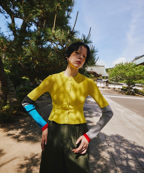 OMMO(オーエムエムオー)の「BLOCKING PEPLUM KT CD(カーディガン/ボレロ・レディース・レッド/イエロー/ブラック/ブルー/カーキ・36/38)」の15枚目の写真