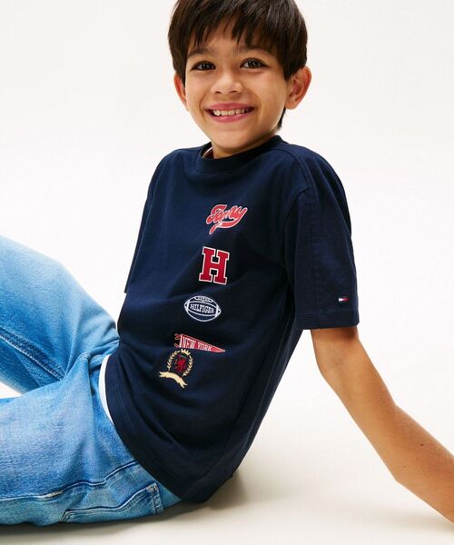 TOMMY HILFIGER（トミーヒルフィガー）の「BOYS バーシティマルチプリントバッジTシャツ（Tシャツ/カットソー・キッズ・ネイビー・150cm/160cm/130cm/140cm）」の2枚目の写真