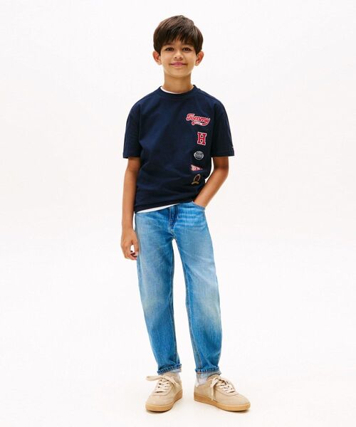 TOMMY HILFIGER（トミーヒルフィガー）の「BOYS バーシティマルチプリントバッジTシャツ（Tシャツ/カットソー・キッズ・ネイビー・150cm/160cm/130cm/140cm）」の3枚目の写真