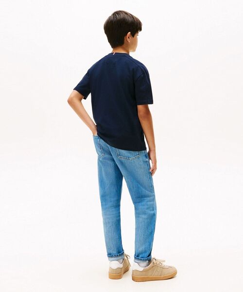 TOMMY HILFIGER（トミーヒルフィガー）の「BOYS バーシティマルチプリントバッジTシャツ（Tシャツ/カットソー・キッズ・ネイビー・150cm/160cm/130cm/140cm）」の4枚目の写真