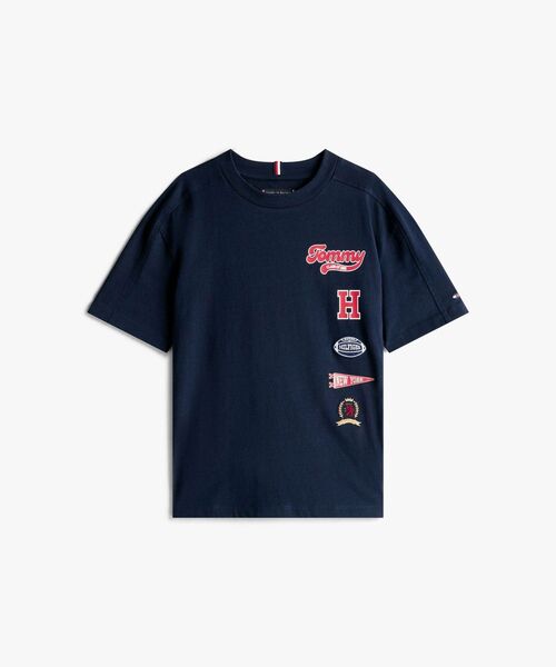 TOMMY HILFIGER（トミーヒルフィガー）の「BOYS バーシティマルチプリントバッジTシャツ（Tシャツ/カットソー・キッズ・ネイビー・150cm/160cm/130cm/140cm）」の5枚目の写真