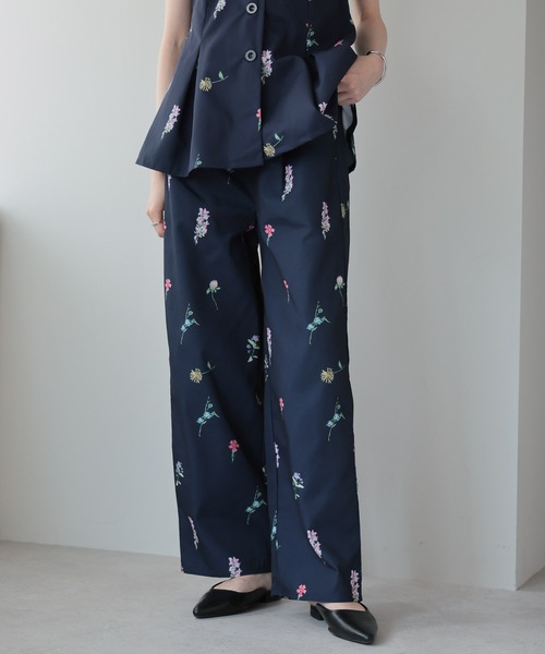 amini（アミニ）の「【2025 AW】花柄プリントパンツ（その他パンツ・レディース・ベージュ/ネイビー/ブラック・MEDIUM）」の3枚目の写真