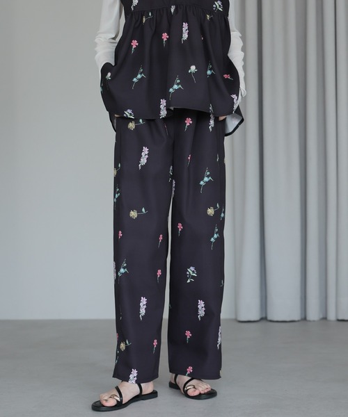 amini（アミニ）の「【2025 AW】花柄プリントパンツ（その他パンツ・レディース・ベージュ/ネイビー/ブラック・MEDIUM）」の2枚目の写真