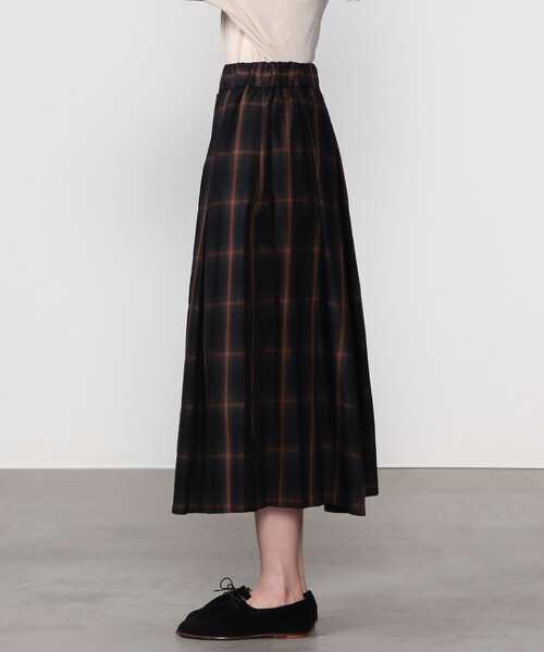 nicholson&nicholson（ニコルソンアンドニコルソン）の「nicholson & nicholson | ウォッシュドコットン チェック タックスカート WOMEN（スカート・レディース・グレー系その他/ブラウン系その他・36）」の9枚目の写真