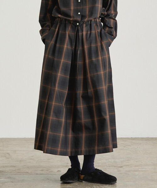 nicholson&nicholson（ニコルソンアンドニコルソン）の「nicholson & nicholson | ウォッシュドコットン チェック タックスカート WOMEN（スカート・レディース・グレー系その他/ブラウン系その他・36）」の15枚目の写真