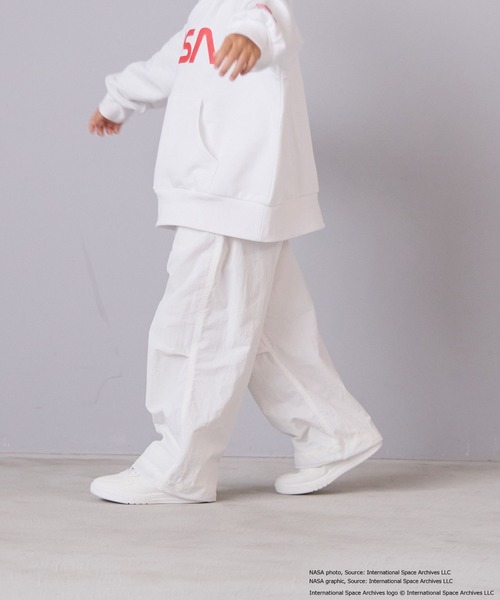 LOWRYS FARM（ローリーズファーム）の「ＮＡＳＡナイロンパンツ　593052（その他パンツ・キッズ・ブラック/オフホワイト/グレー・150cm/140cm/130cm/120cm/110cm）」の7枚目の写真