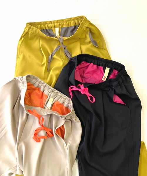 Q（キュー）の「ストレッチツイルテーパードパンツ（その他パンツ・レディース・ブラック/ベージュ/マスタード・MEDIUM）」の13枚目の写真