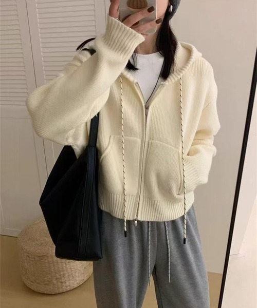 by LEGNA(バイレグナ)の「フード付きジップアップショートカーディガン(パーカー・レディース・ボルドー/アイボリー/ダークグレー/ネイビー・FREE)」の2枚目の写真