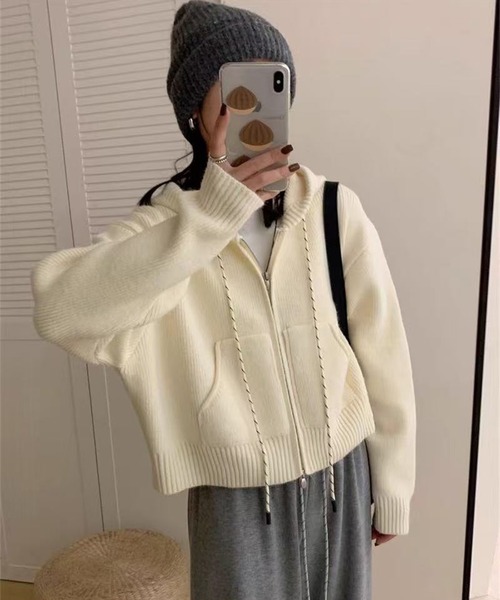 by LEGNA(バイレグナ)の「フード付きジップアップショートカーディガン(パーカー・レディース・ボルドー/アイボリー/ダークグレー/ネイビー・FREE)」の9枚目の写真