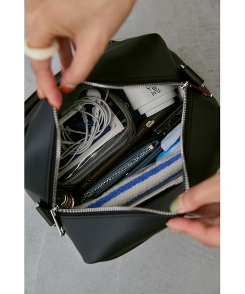 un/neu（アンノイ）の「トラペーズリング２WAYボストン / くびれボストン / ショルダーバッグ / ペットボトル収納可能（ボストンバッグ・レディース・ブラウン/ブラック・FREE）」の4枚目の写真