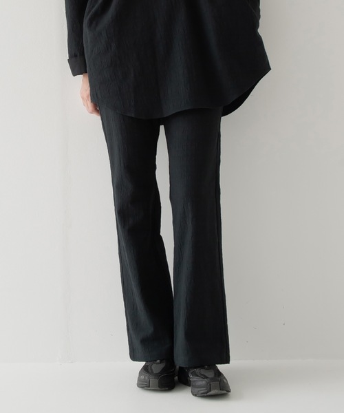 RYU(リュー)の「wrinkled effect flare pants(スラックス・メンズ・ダークパープル/スミクロ・2/3/4)」の1枚目の写真