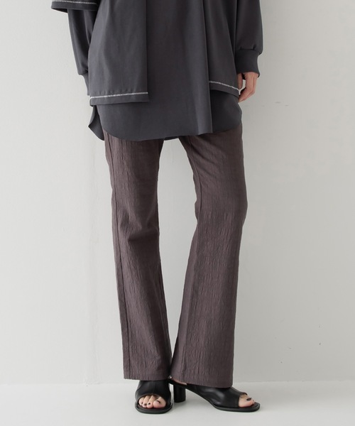 RYU(リュー)の「wrinkled effect flare pants(スラックス・メンズ・ダークパープル/スミクロ・2/3/4)」の2枚目の写真